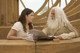 Langsam aber sicher verlieren Evan (Steve Carell, r.) und auch seine Familie (Lauren Graham, l.) den Verstand. Denn eines Tages stehen riesige Holzlieferungen vor seiner T&uuml;r und Tierpaare scharen sich um ihn. Da wird ihm klar, dass er sich nicht mehr vor seiner Aufgabe dr&uuml;cken kann. Die Arche wird gebaut ...