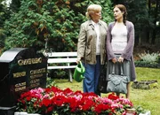 Wege zum Gl&uuml;ck Kapitel 507 Staffel 1, Episode 507 Erz&auml;hlt von ihrem Treffen mit Simon: Karin Ugowski als Eva, Susanne Berckhemer als Luisa