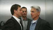 Gibbs (Mark Harmon, r.), Tony (Michael Weatherly, l.) und McGee (Sean Murray, M.).