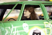 Gut getarnt h&auml;lt Brennan (Emily Deschanel) Ausschau nach einem m&ouml;glichen Tatverd&auml;chtigen, der unter den Demolition Derby-Rennfahrern vermutet wird.