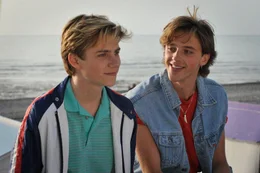 Bei ihrem ersten Date am Strand knistert es zwischen dem 16-j&auml;hrigen Alexis (F&eacute;lix Lefebvre, li.) und dem zwei Jahre &auml;lteren David (Benjamin Voisin, re.).