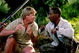 Dr. Dolittle (Eddie Murphy, r.) sucht Rat beim australischen Crocodile Hunter (Steve Irwin), der sich bestens mit Alligatoren und Krokodilen auskennt.