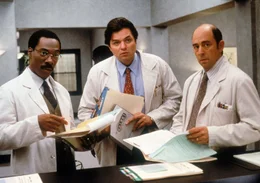 Der Humanmediziner Dr. Dolittle (Eddie Murphy, li.) und seine Partner Dr. Weller (Oliver Platt, Mi.) und Dr. Reiss (Richard Schiff) sind sehr berechnend und w&auml;gen ihr Handeln stets gut ab.