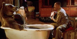 Die B&auml;rin Ava liebt es, in der Badewanne zu planschen, w&auml;hrend Dr. Dolittle (Eddie Murphy) ihr Geschichten erz&auml;hlt.