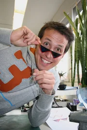 Willi in der Designabteilung der Firma Rodenstock, die ein Spezialbrillengestell in W-Form f&uuml;r Willi entworfen haben.
