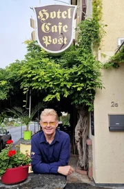 Markus vor seinem neu erworbenen Hotel in Assmannshausen.