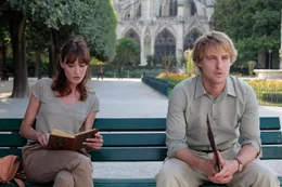 Von einer Museumsf&uuml;hrerin (Carla Bruni) l&auml;sst sich Gill (Owen Wilson) ein altes Buch, welches Adriana schrieb, &uuml;bersetzen.