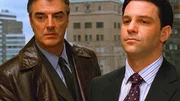 Detective Logan (Chris Noth, l.) stellt fest, dass der Lobbyist Jay Kendall (David Alan Basche) in mehrere millionenschwere Korruptionsf&auml;lle verwickelt ist.