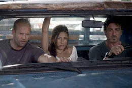 Lee Christmas (Jason Statham, li.), Sandra (Giselle Iti&eacute;) und Barney Ross (Sylvester Stallone) haben Probleme.