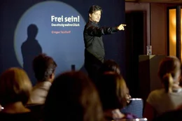 Als Max eines Tages leidenschaftliche Liebesbriefe entdeckt, die an seine Frau adressiert sind, und stets mit "In Liebe Dein G." unterschrieben sind, macht er sich auf die Suche nach dem omin&ouml;sen "G.": Lebensberater Gregor Teuthoff (Fritz Karl), der nach Arthur Rubinsteins Lebensmotto lebt: "Ich bin der gl&uuml;cklichste Mensch, dem ich je begegnet bin."