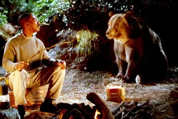 Dolittle (Eddie Murphy) beginnt mit dem Tanzb&auml;ren Archie sein Zur&uuml;ck-zur-Natur-Programm. M&uuml;hsam unterrichtet er ihn in der hohen Kunst des Fischefangens, H&ouml;hlenbewohnens, Jagens und Laufens...