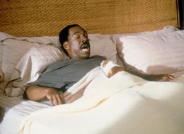 Dr. Dolittle (Eddie Murphy) ist bei seinen Patienten so gefragt, dass er schon morgens im Bett konsultiert wird.