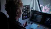 Jelena Talbot sitzt im F&uuml;hrerstand und f&auml;hrt einen Zug  +++ Die Verwendung des sendungsbezogenen Materials ist nur mit dem Hinweis und Verlinkung auf RTL+ gestattet. +++