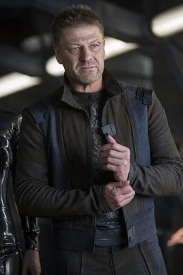 Der ehemalige Krieger Stinger (Sean Bean) kl&auml;rt Jupiter auf, warum die Au&szlig;erirdischen sie so verzweifelt jagen. Denn die junge Frau hat exakt die gleiche DNA wie die get&ouml;tete K&ouml;nigin der Familie Abrasax, welche eine der reichsten und m&auml;chtigsten Familien im Universum ist. Zum Besitz der Familie z&auml;hlt auch die Erde, die gro&szlig;es Jungbrunnenpotential besitzt ...