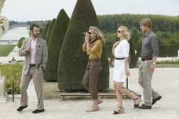 In Paris lernen Gil Pender (Owen Wilson) und seine Verlobte Inez (Rachel McAdams) das P&auml;rchen Paul (Michael Sheen,l.) und Carol (Nina Arianda) kennen.