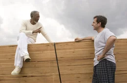 Mit Hilfe seiner drei S&ouml;hne und der Erstausgabe von "Arche Bauen f&uuml;r Dummies" macht sich Evan (Steve Carell, r.) im Auftrag von Gott (Morgan Freeman, l.) an die Konstruktion, ohne zu ahnen, was ihn nach der Fertigstellung erwartet ...