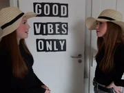 Die eineiigen Zwillinge Emilia und Letizia wollen sich als die jeweils andere ausgeben und &uuml;ben, wie die andere zu sprechen, damit alle darauf hereinfallen.