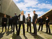 Nina Sharp (Blair Brown), Charlie Francis (Kirk Acevedo), Phillip Broyles (Lance Reddick), Olivia Dunham (Anna Torv), Dr. Walter Bishop (John Noble), Peter Bishop (Joshua Jackson), John Scott (Mark Valley) und Astrid Farnsworth (Jasika Nicole) ...