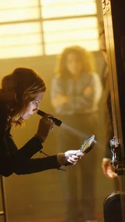 Catherine (Marg Helgenberger) nimmt das Zahlenschloss genauer unter die Lupe.