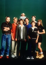 v. L.: Al (Richard Karn), Bradley (Zachery Ty Bryan), Jill (Patricia Richardson), Wilson (Earl Hindman), Tim (Tim Allen), Randy (Jonathan Taylor Thomas), Mark (Taran Noah Smith) und Heidi (Debbe Dunning).