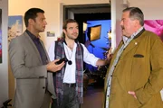 Angeblich war Fotograf Wenzl (Urs Fabian Winiger, M.) zur Tatzeit nicht am Tatort, doch k&ouml;nnen die Cops (Igor Jeftic, l.; Joseph Hannesschl&auml;ger, r.) ihm glauben?