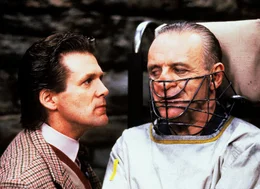 Dr. Frederick Chilton (Anthony Heald, re.) ist nicht begeistert davon, dass Dr. Hannibal Lecter (Anthony Hopkins) in ein anderes Gef&auml;ngnis verlegt werden soll.