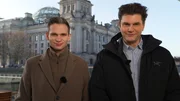 Fabian Köster (l.) und Lutz van der Horst (r.) präsentieren in diesem "heute-show spezial" Probleme, die wir auch nicht lösen werden. Fabian Köster (l.) und Lutz van der Horst (r.) präsentieren in diesem "heute-show spezial" Probleme, die wir auch nicht lösen werden.