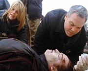 Goren (Vincent D'Onofrio) und Eames (Kathryn Erbe) untersuchen den Leichnam des jungen Eric (Vincent Piazza). Was veranlasste den Jungen, auf das Dach des B&uuml;rogeb&auml;udes zu klettern?