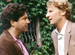 Zwei wie Hund und Katz: Michael (Michael von Au, re.) und sein ehemaliger Kollege und "Ehe-Vorg&auml;nger" J&ouml;rg (Francis Fulton-Smith, li.).