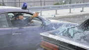 Semir (Erdogan Atalay) versucht Danny aus der t&ouml;dlichen Falle zu befreien. Er zerschie&szlig;t die Windschutzscheibe, um ihn aus dem Wagen ziehen zu k&ouml;nnen.