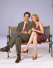 L-R: Greg (Thomas Gibson) und Dharma (Jenna Elfman) L-R: Greg (Thomas Gibson) und Dharma (Jenna Elfman)
