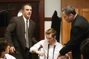 Die Detectives Logan (Chris Noth, l.) und Goren (Vincent D'Onofrio, r.) m&uuml;ssen den Mordverd&auml;chtigten Ethan Gilbert (Matt O'Leary) wieder auf freien Fu&szlig; setzen. Ohne Leiche keine Beweise...