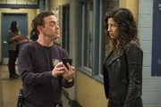 Charles Boyle (Joe Lo Truglio, l.); Rosa Diaz (Stephanie Beatriz, r.)