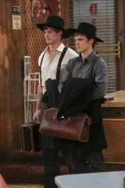 Die beiden naiven, aber auch sehr attraktiven Amish-Jungen Jacob (Jack DePew, l.) und Jebediah (Brandon Jones, r.) sorgen bei Max und Sophie f&uuml;r wahre Gl&uuml;cksgef&uuml;hle ...