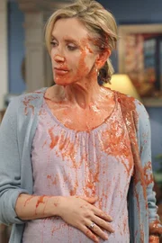 In einem Streit mit Irina, muss sich Lynette (Felicity Huffman) erstmal geschlagen geben ... In einem Streit mit Irina, muss sich Lynette (Felicity Huffman) erstmal geschlagen geben ...