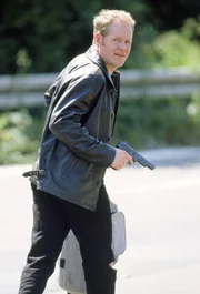 Van Heerlen (Guntbert Warns) gelingt es, aus dem Unfallfahrzeug zu fliehen...