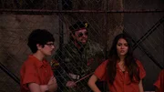 Vorne, l-r: Robbie Shapiro (Matt Bennett), Tori Vega (Victoria Justice)
