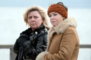 Rita Mahlow (Ramona Kunze-Libnow, li.) bittet Karin Lossow (Katrin Sass, re.) um Hilfe.