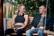 Semir (Erdogan Atalay) hat Vicky (Pia Stutzenstein) nach dem Joggen vor ihrer Haust&uuml;r abgefangen. Er k&uuml;ndigt ihr einen Anruf an.