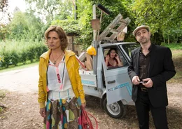 Eva (Julia Brendler, vorne) ist sichtlich genervt von der "Arbeit" des faulen Handwerkers Giovanni (Claudio Caiolo) und dessen Verlobter Isabella (Yasmina Djaballah).