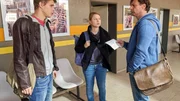 Vollmer (Hendrik Duryn, r.) empfängt Jonas (Merlin Rose) und Jule (Anna Bachmann) an ihrem ersten Tag. Vollmer (Hendrik Duryn, r.) empfängt Jonas (Merlin Rose) und Jule (Anna Bachmann) an ihrem ersten Tag.
