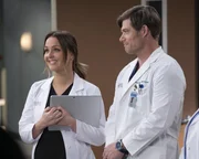 Dr. Jo Wilson (Camilla Luddington, l.); Dr. Atticus Lincoln (Chris Carmack, r.)