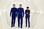Auf der Suche nach Ensign Mayweather: Captain Archer (Scott Bakula, M.), Reed (Dominic Keating, l.) und T'Pol (Jolene Blalock, r.) ... Auf der Suche nach Ensign Mayweather: Captain Archer (Scott Bakula, M.), Reed (Dominic Keating, l.) und T'Pol (Jolene Blalock, r.) ...