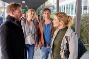 Karin (Jessica Ginkel) und Vollmer (Hendrik Duryn) beobachten mit Sorge, wie sich die das Elternpaar Cornelia (Daniela Wutte, r.) und Viktor Bruns (Hugo Grimm, l.) in aller &Ouml;ffentlichkeit fetzen.