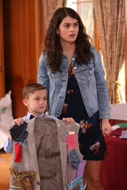 Sabrina (Sofia Black-D'Elia, r.) ist geschockt, als sie merkt, was Mickey und Alba mit ihrem kleinen Bruder Ben (Jack Stanton, l.) gemacht haben ...