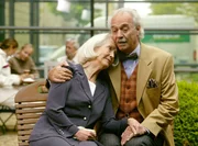 Die beiden Freundinnen haben sich wegen einem Mann zerstritten. Hella Reich (Ilse Zielstorff) l&auml;sst sich von Hannes Sch&ouml;n (Achim Wolff) tr&ouml;sten und erf&auml;hrt dabei, dass er sich ernsthaft in Trude verliebt hat.