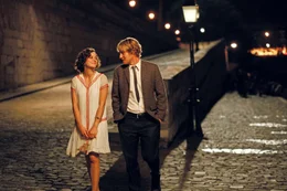 Verliebt schreiten die Franz&ouml;sin Adriana (Marion Cotillard) und der Amerikaner Gil Pender (Owen Wilson) durch das n&auml;chtliche Paris der Roaring Twenties.