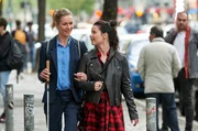 Romy Heiland (Lisa Martinek, l.) und Ada Holl&auml;nder (Anna Fischer, r.) auf dem Weg zu ihrer Mandantin.