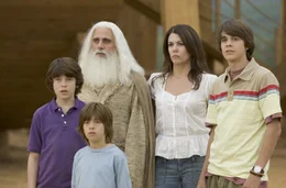 Der Auftrag, eine Arche zu bauen, wirbelt Evans (Steve Carell, hinten l.) Familienalltag (v.l.n.r.: Graham Phillips, Jimmy Bennett, Lauren Graham, Johnny Simmons) geh&ouml;rig durcheinander - vom biblischen Bart f&uuml;r den richtigen Noah-Look bis hin zu den tausenden Tierp&auml;rchen - doch wie hei&szlig;t es so sch&ouml;n: Gottes Wege sind unergr&uuml;ndlich ...