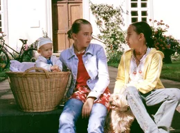 Die Kinder Tini (Ginger Wensky, rechts), Laura (Nina Szeterlak, Mitte) und Jesus (Toni Henschelmann) haben ihre Eltern verloren und sind auf der Suche nach ihrem Onkel.